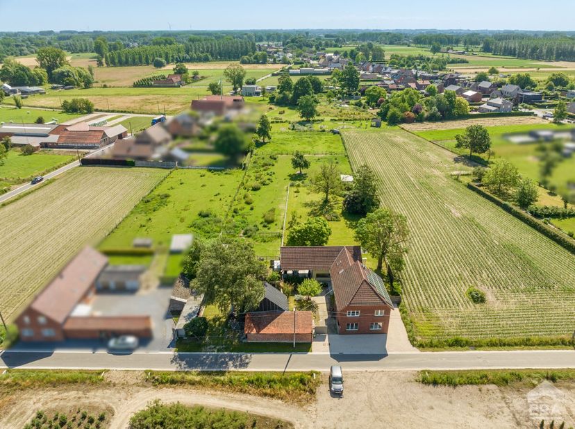 Deze ruime gezinswoning combineert een uitzonderlijk perceel van 42a 16ca met een rustige, groene ligging in het landelijke Alken. Voor meer info ga n