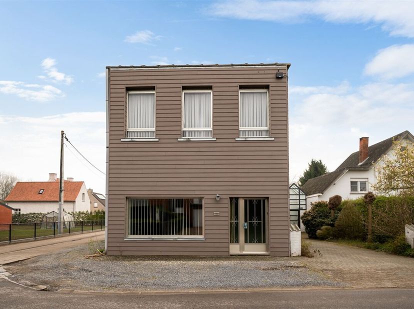 Propriété à rénover avec de nombreuses possibilités, située dans un excellent emplacement à Peulisbaan 114 à Putte. Cette propriété offre une excellen