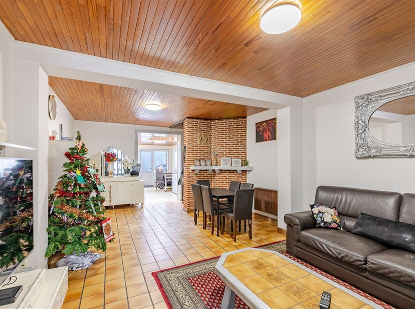 Deze woning aan Binnenstraat 122 is gelegen binnen de stadsring, op een centrale locatie tussen de Varkensmarkt met haar winkels en het Onze-Lieve-Vro