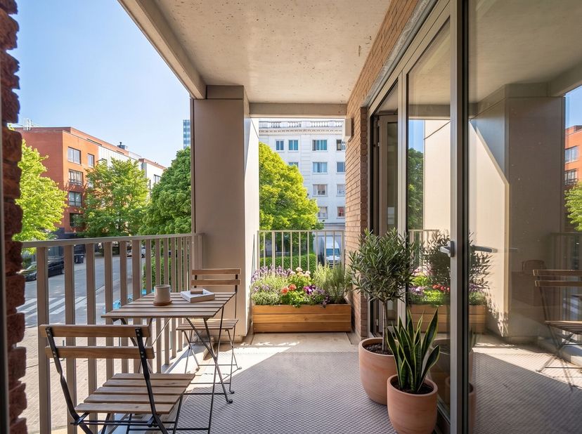 Cet appartement lumineux de 92 m², entièrement prêt à emménager, est idéalement situé au premier étage dun immeuble moderne construit en 2015 sur l'Av