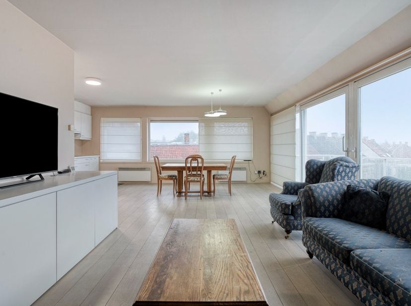 Op zoek naar een comfortabel appartement in het centrum van Roeselare? Dan is dit verzorgde appartement op de derde verdieping van een rustige residen