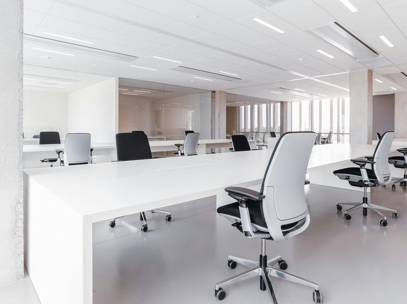 In het Skyline Park te Izegem worden volledig ingerichte co-working kantoren ter beschikking gesteld voor een dag, een maand, ... in een hoogkwalitati