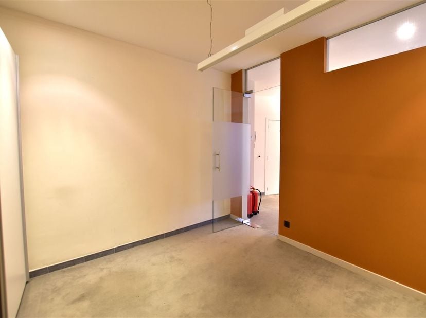 handelspand in het centrum van Lebbeke. Deze eigentijdse praktijk-/kantoorruimte, gelegen op het gelijkvloers met een oppervlakte van 66 m², biedt de