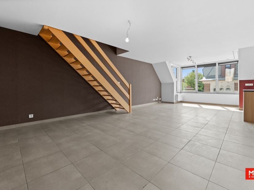 In de dorpskern van Beselare, op wandelafstand van winkels, scholen en alle dagelijkse voorzieningen, vinden we dit op te frissen duplexappartement. H