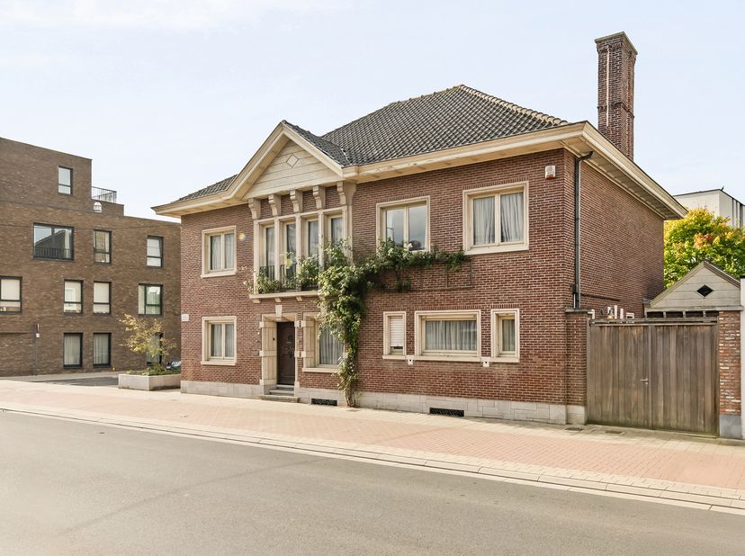 Deze charmante grote herenwoning is topgelegen in het centrum van Oudenaarde (op wandelafstand van de Schelde). <br />
Deze degelijke woonst ademt cha