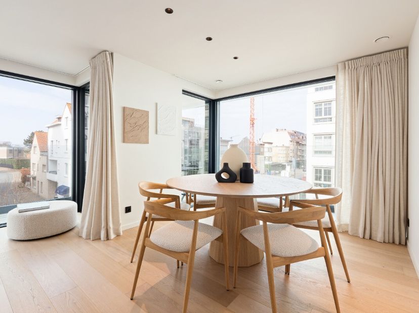 Te koop: uniek hoekappartement in Sint-Idesbald, op een centrale locatie nabij zee, duinen en openbaar vervoer. Dit appartement, gebouwd in 2023, comb