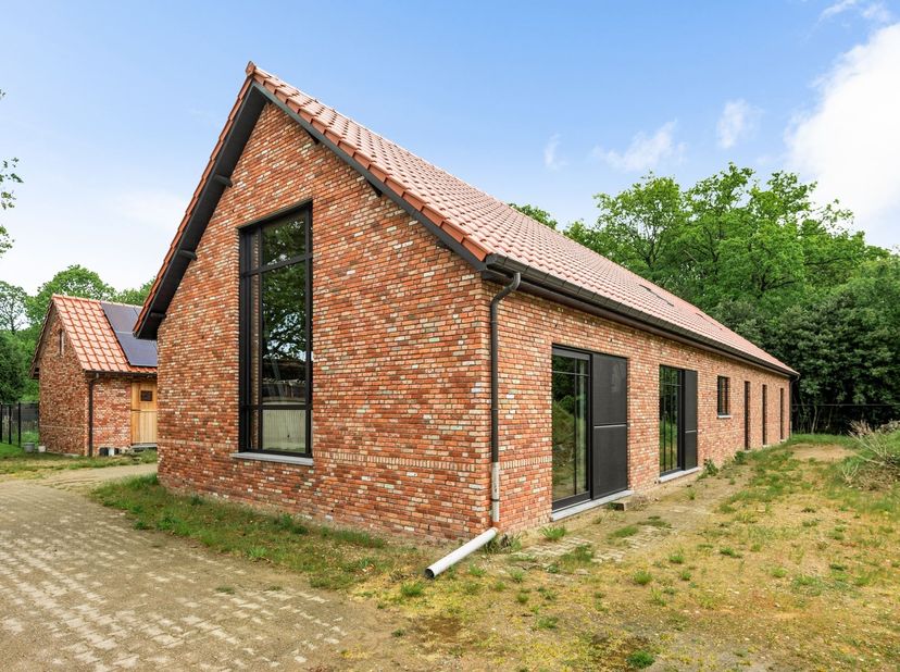 Ferme finie avec annexe prête à être emménagée.<br />
<br />
Située dans une rue calme de Helchteren, cette ferme casco unique est accessible par un