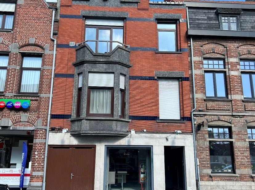 In het stadskern Ieper, nabij de Menenpoort gelegen vindt u dit investerings- , handelseigendom. Opp: 115m².<br />
<br />
Heden ingericht als volgt:<b