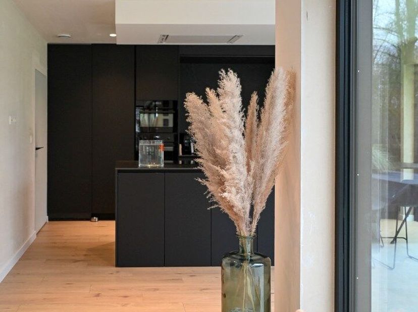 Deze kwalitatieve nieuwbouwwoning gelegen in een rustige groene straat kan nog volledig naar uw hand gezet worden.<br />
<br />
ONTDEK DE BOUWMOGELIJK