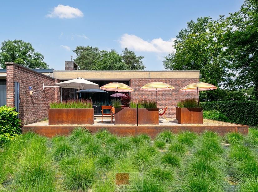 Instapklare, volledig onderkelderde bungalow, gelegen op een royaal perceel van 731 m², met een bewoonbare oppervlakte van ca. 159 m². De woning besch