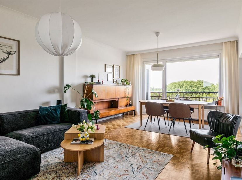 Op de Halewijnlaan op Linkeroever bevindt zich dit volledig gerenoveerde en instapklare appartement op de 7de verdieping. Dankzij de grondige renovati