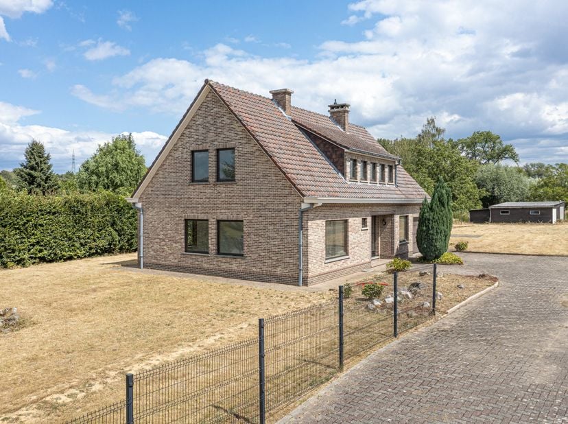 Deze instapklare woning in Itterbeek is gelegen op een uitzonderlijk perceel van bijna 50 are en geniet van een prachtig verzicht over het omliggende