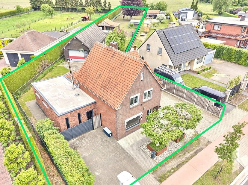 Deze karaktervolle woning is instapklaar en werd vanbinnen recent gerenoveerd en er is géén renovatieplicht. Met de mooie aanbouw werd er een extra le