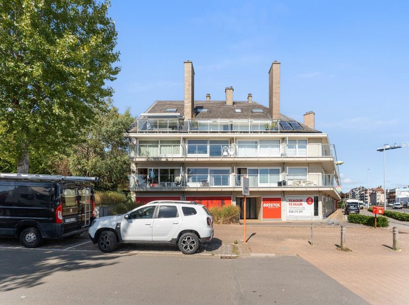 Koksijde : Op zoek naar een veilige en vlot toegankelijke parkeerplaats aan zee?Deze staanplaats bevindt zich in het hart van Koksijde, op wandelafsta