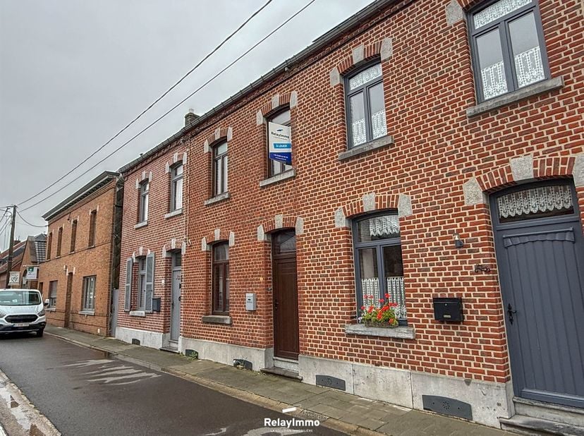 Prachtige woning met drie slaapkamers en een tuin!<br />
<br />
Indeling:<br />
Op de begane grond: aparte woonkamer, eetkamer met open, volledig in