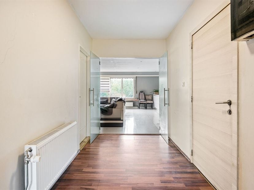 Ruim drie-slaapkamer appartement gelegen op strategische locatie te Brecht!<br />
Eerste verdieping<br />
De eerste verdieping is als volgt ingedeeld.
