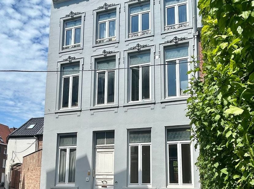 Dit ruime appartement bevindt zich in een statige herenwoning in de gezellige en rustige Sint-Annastraat, midden in het centrum van Leuven. Dankzij de