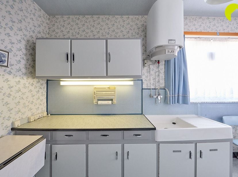 Wij bieden u gezellige aan met 1 slaapkamer + extra kamer in een kleinschalig gebouw met lage gemeenschappelijke kosten. Het dak werd onlangs vernieuw