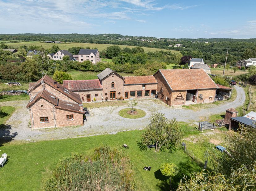 Aan de Frans-Belgische grens, op het grondgebied van Givet (Frankrijk), ontdekt u een eigendom vol karakter en charme!<br />
Deze authentieke hoeve, w
