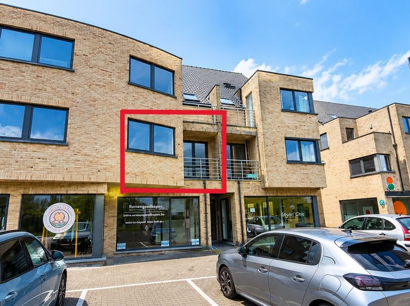 Ben je op zoek naar een lichtrijk, energiezuinig appartement waar je meteen kan intrekken zonder zorgen? Dan is dit recent gerenoveerde appartement te