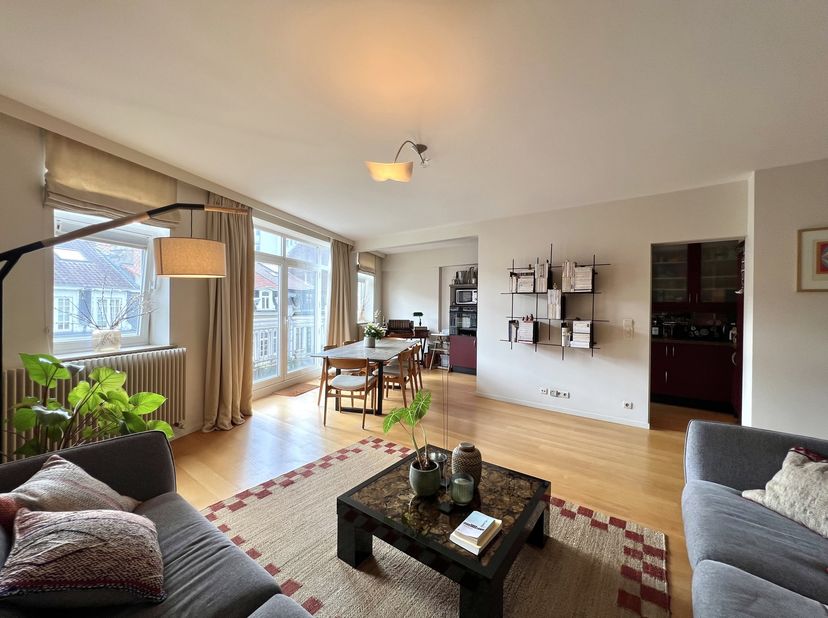 IXELLES - Ideaal gelegen tussen de Place du Châtelain en het Tenboschpark, prachtig APPARTEMENT (2 slaapkamers/1 badkamer) van ± 120 m² op de 4e verdi