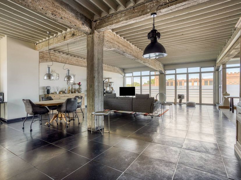 Residentie De Kanaallofts geniet van een rustige ligging langs het kanaal Kortrijk–Bossuit, terwijl het bruisende centrum van Kortrijk zich op wandel-