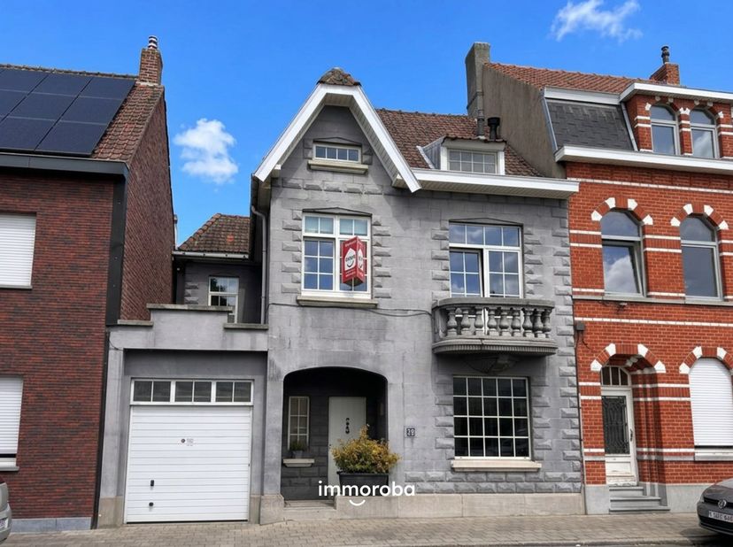 Op een absolute topligging, vlak bij het station van Waregem en op wandelafstand van winkels, scholen, horecazaken en alle dagelijkse voorzieningen, b