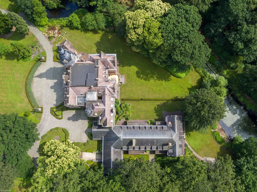 À vendre : Bureaux exclusifs au Château de Kapellen<br />
Le prestigieux Château de Starrehenof, situé au 61 Kapelsestraat à Kapellen, offre une oppor