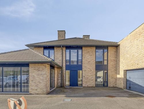                                         Magazijn met woonst te koop in Aartrijke, € 1.090.000
