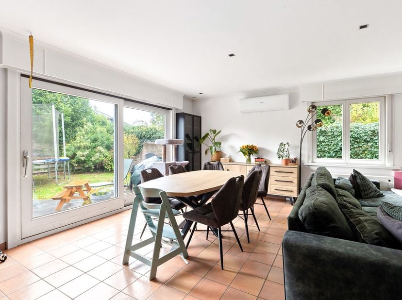 In een rustige, kindvriendelijke wijk van Aartselaar, zonder doorgaand verkeer, bevindt zich deze vrijstaande woning met tal van troeven.<br />
Gebouw