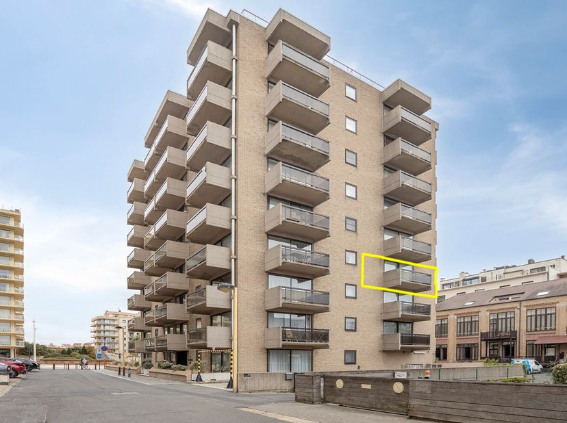 Dit prachtig gelegen en lichtrijke hoekappartement bevindt zich op de 3e verdieping van Residentie Solaris, aan de Esplanade en op wandelafstand van h