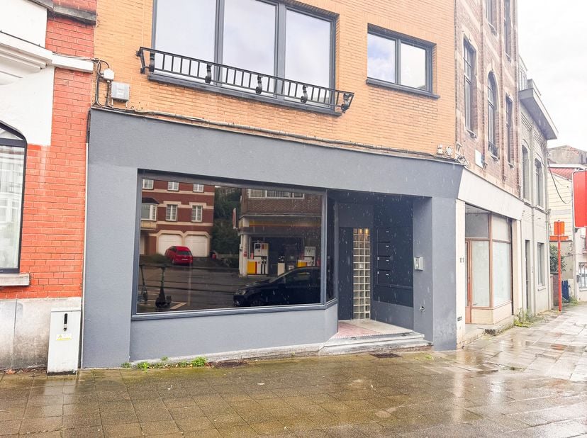 BOITSFORT CENTRE - Commerciële opportuniteit. Oppervlakte van +/- 20 m² op één niveau met kitchenette en toilet. Grote kelder. Glazen voorgevel van +/