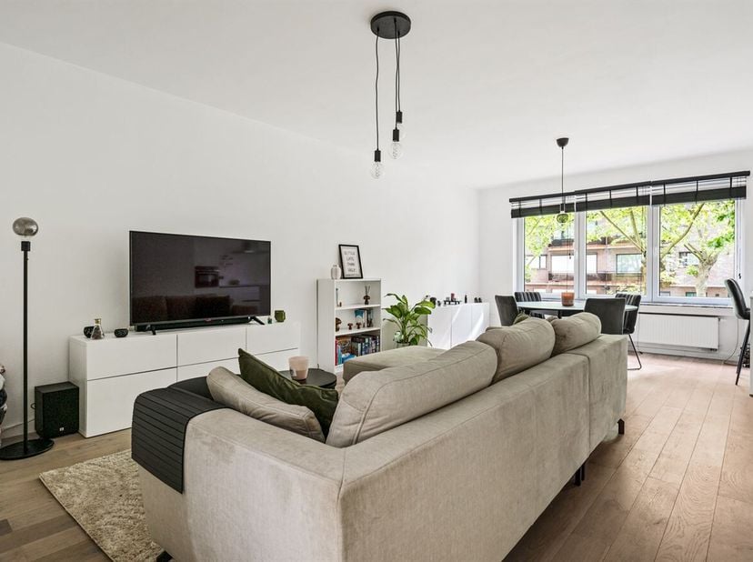 Ligging: De woning is gelegen in een rustige woonstraat op een uitstekend bereikbare locatie. Dagelijkse voorzieningen zoals supermarkten, scholen en