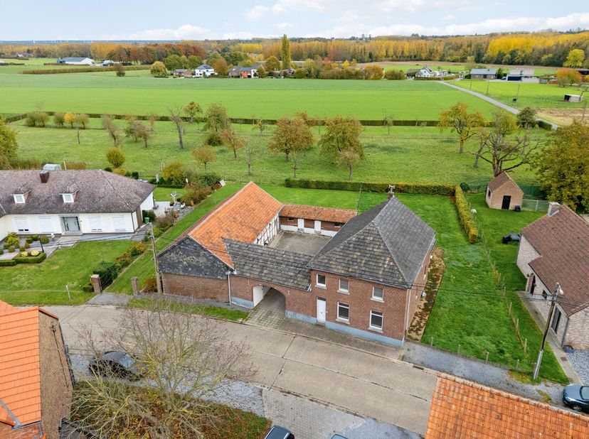 Deze karaktervolle vierkantshoeve, gelegen in het landelijke Vliermaalroot (Hasselt), combineert authentieke charme met een mooie dosis ruimte en pote