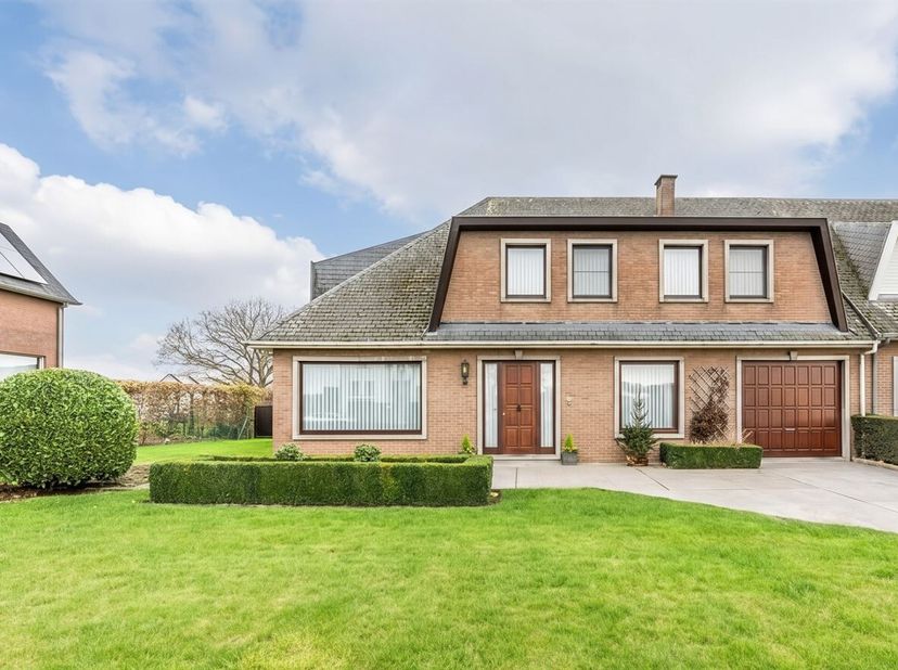 Ruime halfopen bebouwing met 4 slaapkamers, inpandige garage en zuidoostgerichte tuin, gelegen op een uitstekende locatie in Koninksem. Deze statige g