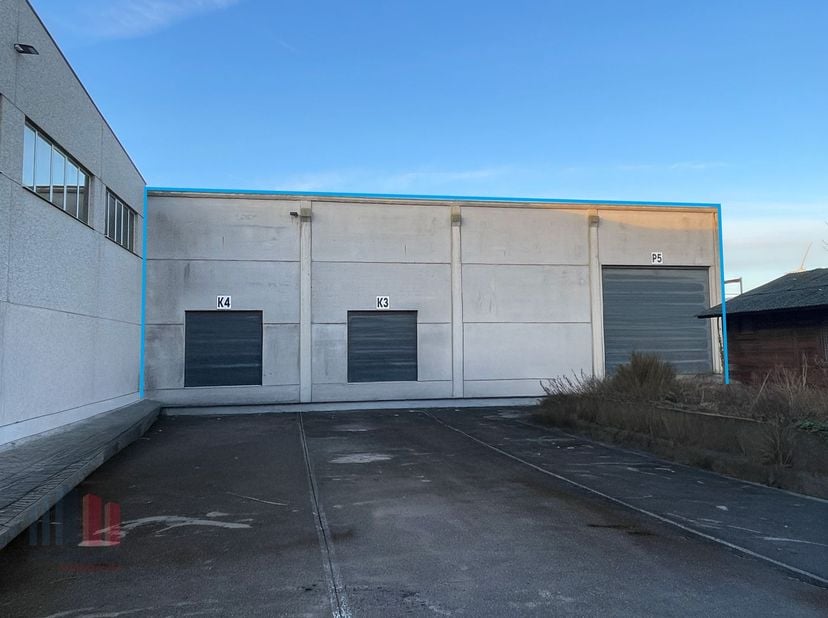Centraal gelegen magazijnruimte met een oppervlakte van ca. 2.850 m², gelegen in de industriezone Herdersbrug.<br />
<br />
De magazijnruimte met een