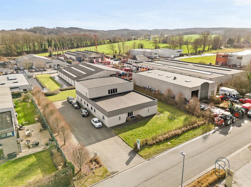 Multifunctioneel kantoorgebouw op strategische ligging in Brakel. Op de Industriealaan in Brakel bevindt zich dit veelzijdige kantoorgebouw op een rui