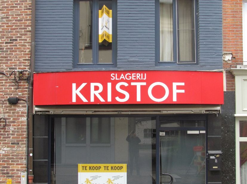 Ninove - Burchtstraat 18 - Deze handelswoning is gelegen in het centrum van Ninove.<br />
Momenteel ingericht als slagerij + woonst.<br />
De woning o