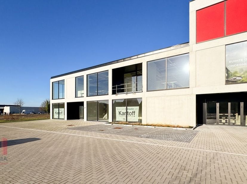 Casco kantoorruimte met een totale oppervlakte van 250&amp;nbsp;m².<br />
Uitstekend gelegen aan de Brechtsebaan in Schoten, met een vlotte aansluiting op
