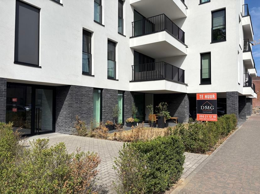 Dit energiezuinige appartement (EPC-label E34) bevindt zich op de gelijkvloerse verdieping van de stijlvolle residentie Cézanne, op wandelafstand van