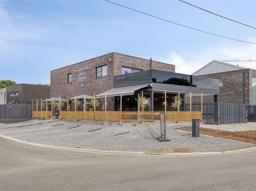 TE KOOP: Handelshuis met pizzeria &amp; appartement in Koersel!<br />
Aan de Bosstraat 1 in Koersel komt dit piekfijn verzorgd handelshuis uit 2015 op de