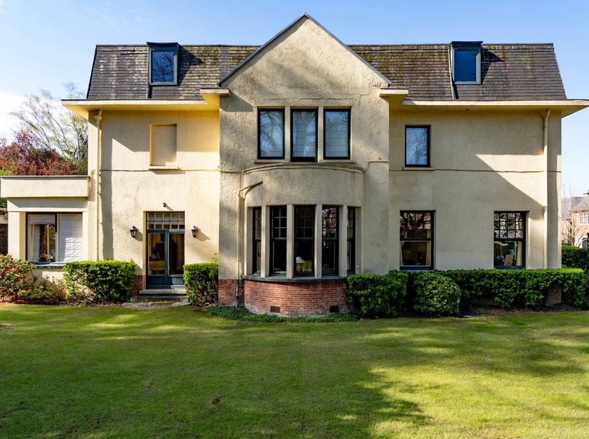 BRUXELLES – À proximité immédiate de l’Hippodrome de Boitsfort et du Bois de la Cambre, villa de caractère (6ch/4sdb) de ± 637 m² (selon PEB) et ± 450