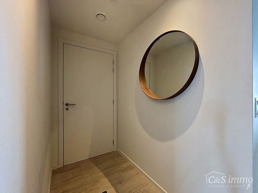 Dit energiezuinig appartement bevindt zich in een recent gebouw (2018) nabij de Slachthuissite. U betreedt het appartement via de inkomhal (ca.7 m²) m
