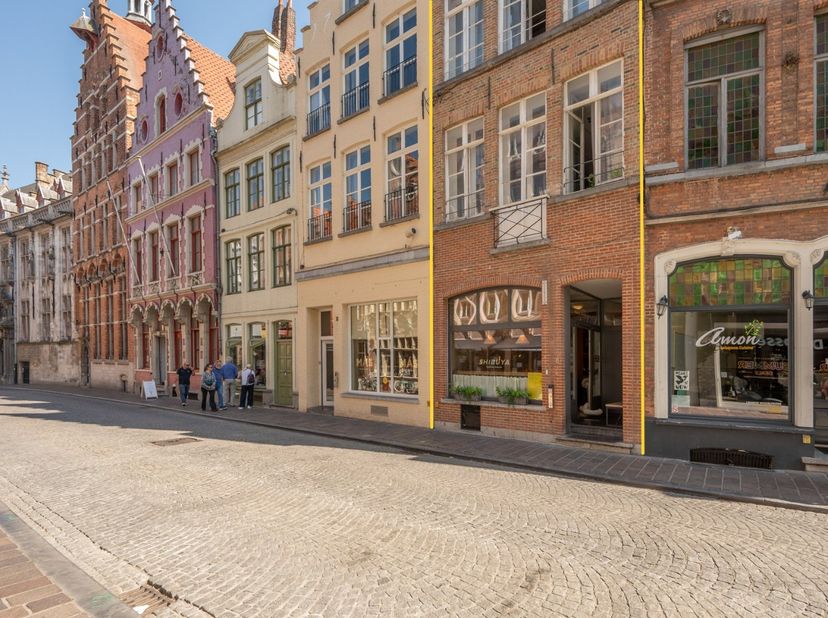 Op een absolute topligging in het centrum van Brugge, op wandelafstand van de Markt en omringd door alle voorzieningen die de Brugse binnenstad te bie