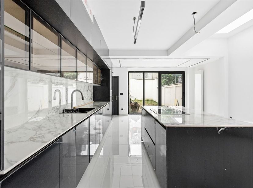 Maison rénovée de 4 chambres dans une rue calme<br />
Situation : Découvrez cette propriété dans la Pollepelstraat, une rue calme d'Anvers. Avec de no