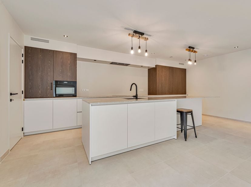 Dit prachtig (quasi nieuwbouw) appartement werd recent volledig gerenoveerd anno 2025/2026 en beschikt over een zéér kwalitatieve afwerking!<br />
We