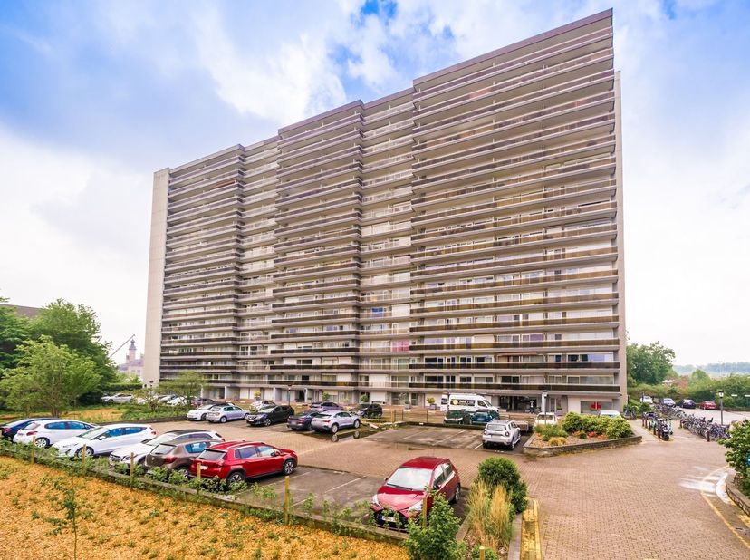 Charmant appartement de 2 chambres avec terrasse.<br />
Situé au troisième étage d'un immeuble bien entretenu, ce charmant appartement de 72 m² est i