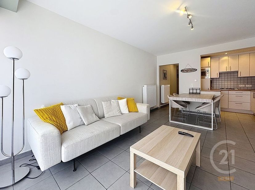 Ontdek dit prachtig gerenoveerde appartement, ideaal gelegen in het hart van Westende-Bad, op wandelafstand van winkels, horeca en het strand.<br />
B