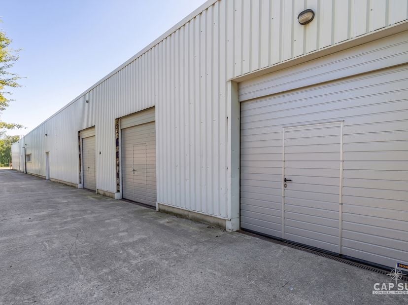 CAP SUD vous propose à la location un local industriel / espace de stockage de ±210 m², idéalement situé dans le Zoning Sud de Nivelles, à proximité i