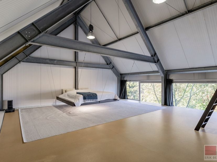 Unieke architectenwoning met stalen constructie en glazen achtergevel in Maasmechelen. Gelegen in een groene oase biedt deze woning een combinatie van